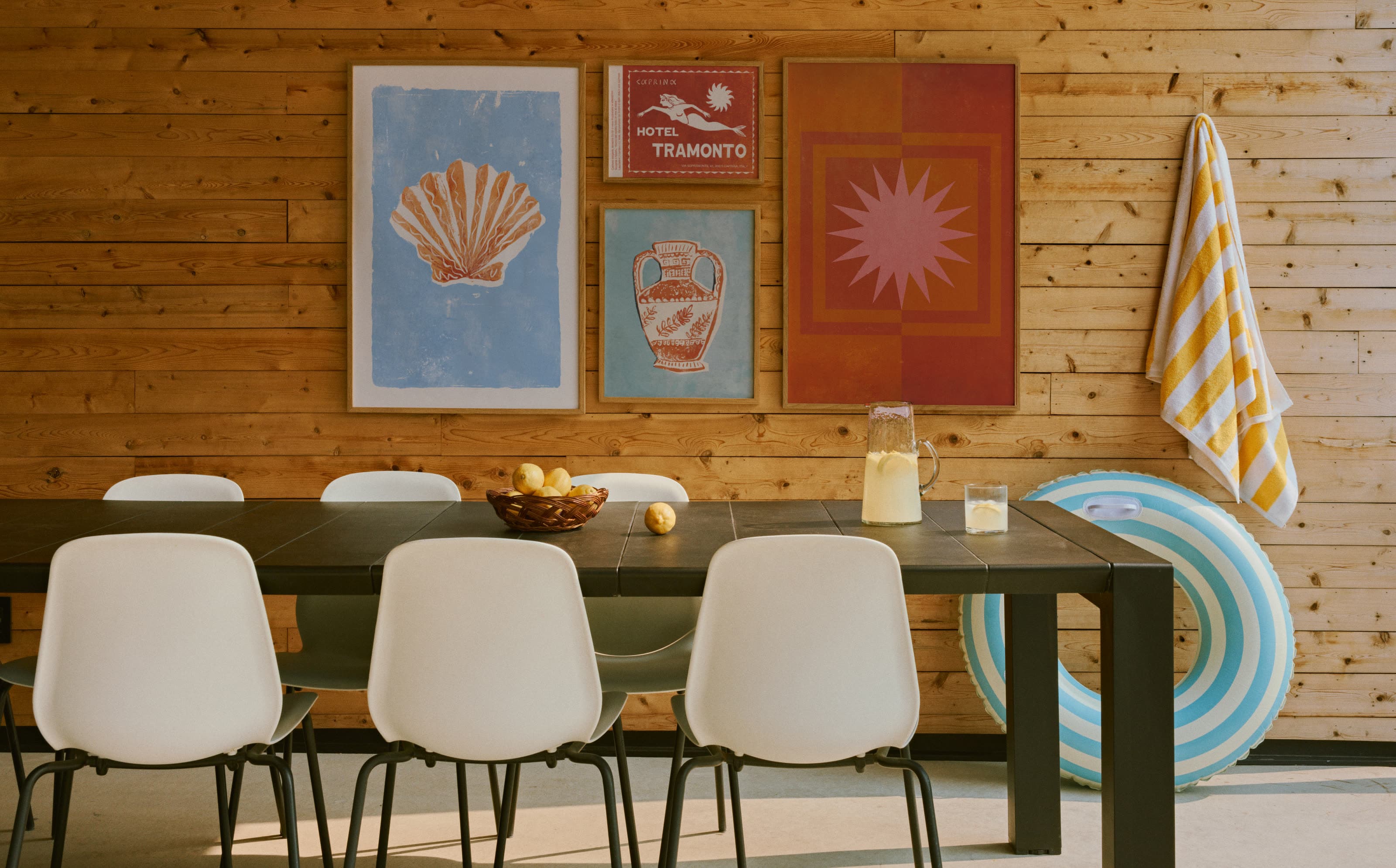 Opposite Wall — mur d’affiches dans une cabane en bois
