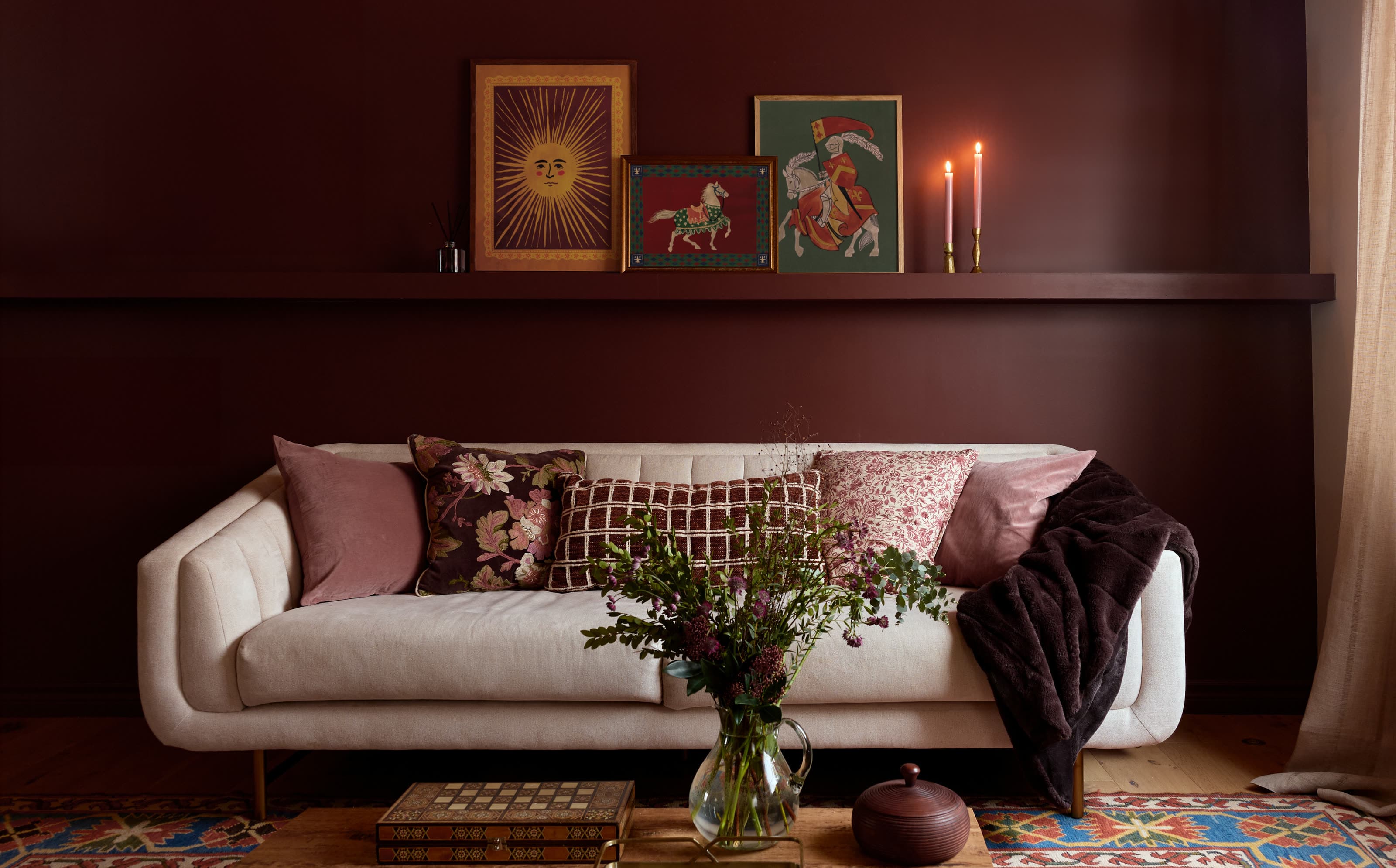 Opposite Wall — affiches soleil, cheval et chevalier sur une tablette